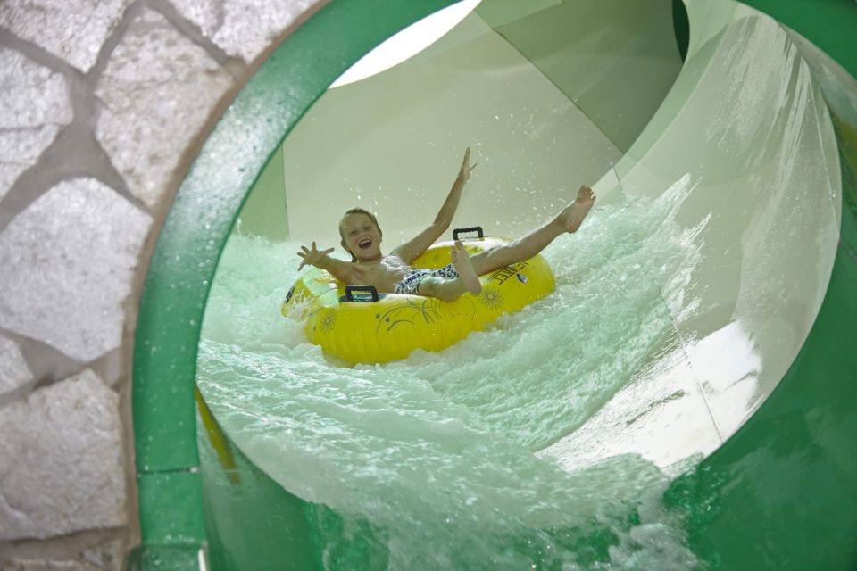 Crazy Cone glijbaan in subtropisch zwembad - Hotel Havezate Marveld