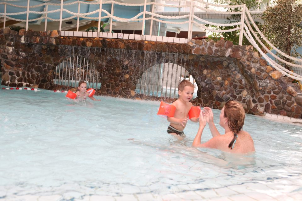 Moeder en kind in subtropisch zwembad - Hotel Havezate Marveld