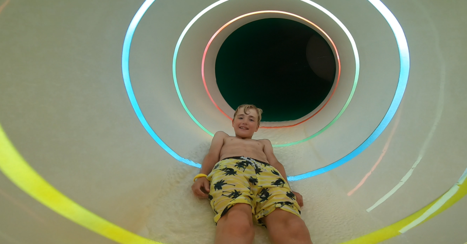 Kind in glijbaan van het waterpark - Hotel Havezate Marveld