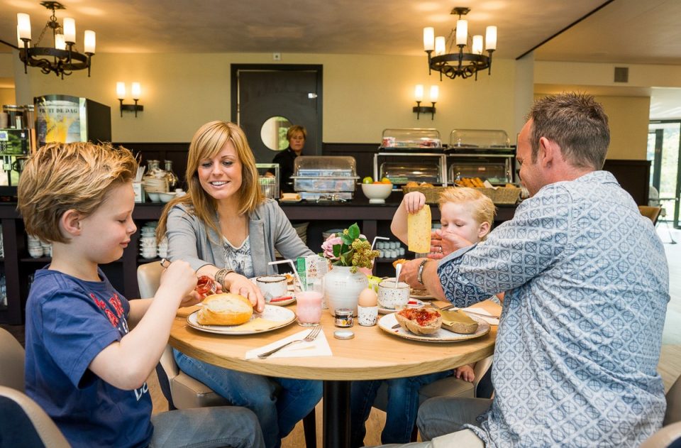 Familie ontbijten in hotel Havezate Marveld
