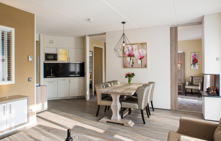 Keuken en eettafel van apartement - hotel Havezate Marveld