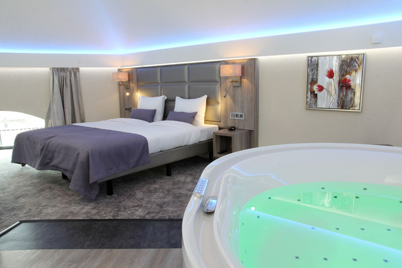 Slaapkamer met whirlpool Torenkamer - Hotel Havezate Marveld