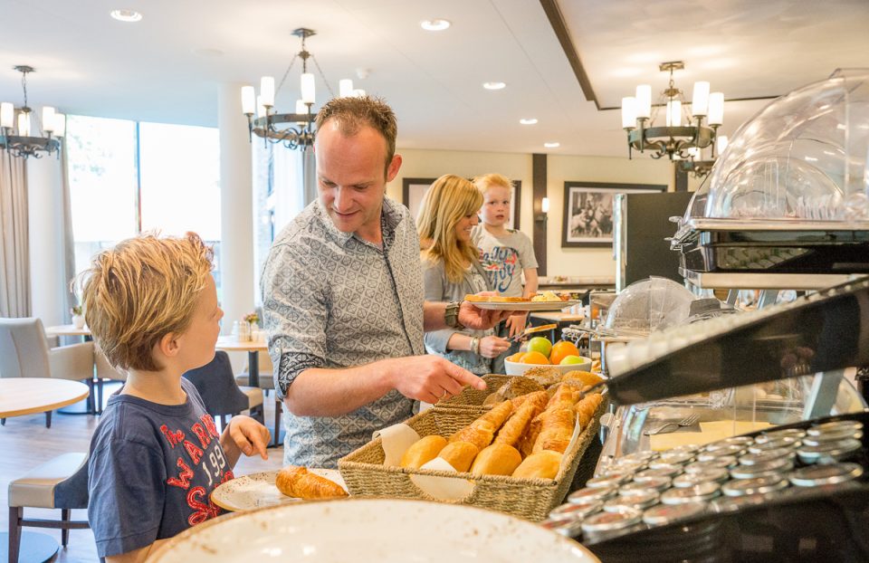 Familie ontbijten in hotel Havezate Marveld