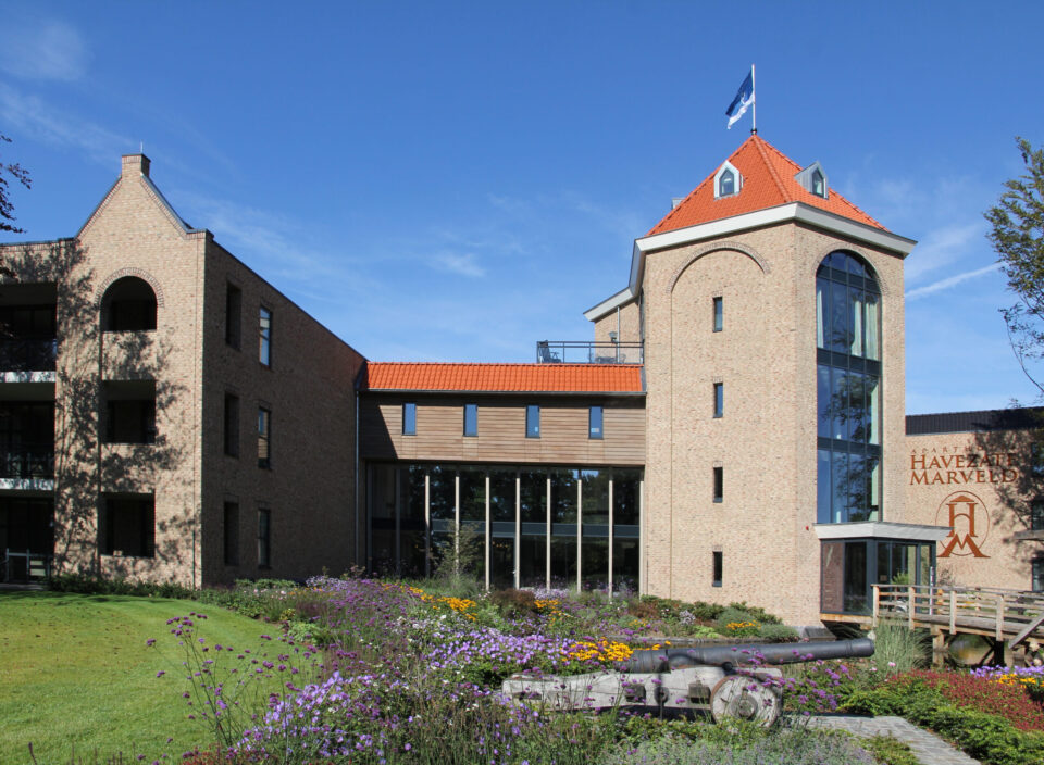 Buitenaanzicht hotel Havezate Marveld