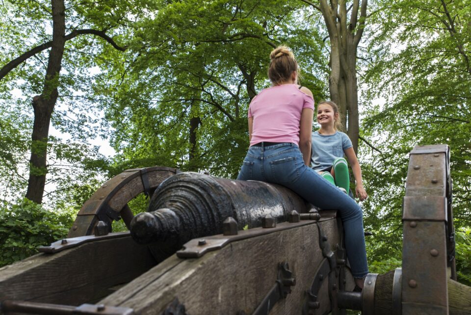 Ontdek Vestingstad Groenlo - Moeder en dochter op Grols kanon ©Annet Piek