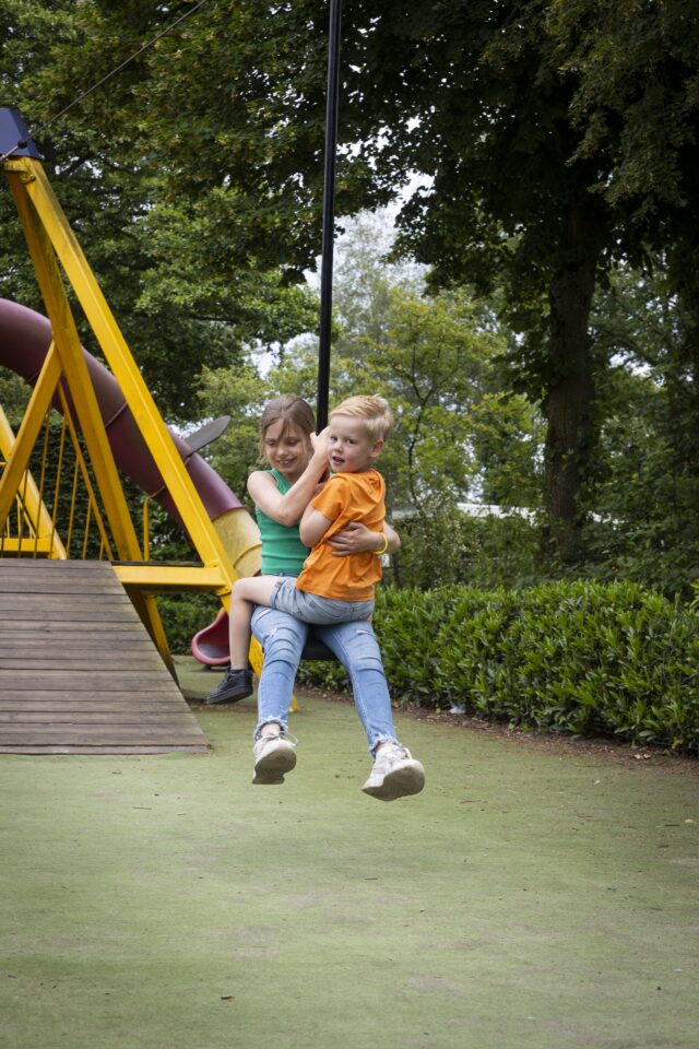 Kinderen op kabelbaan in speeltuin bij Hotel Havezate Marveld