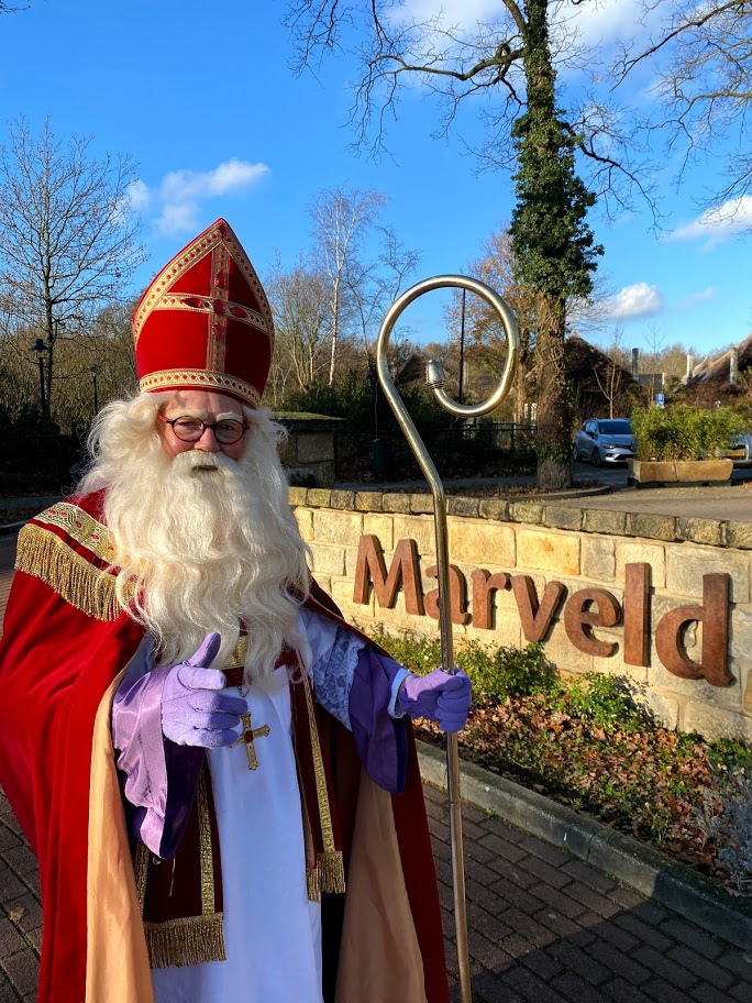 Sinterklaas bij ingang vakantiepark Marveld Recreatie