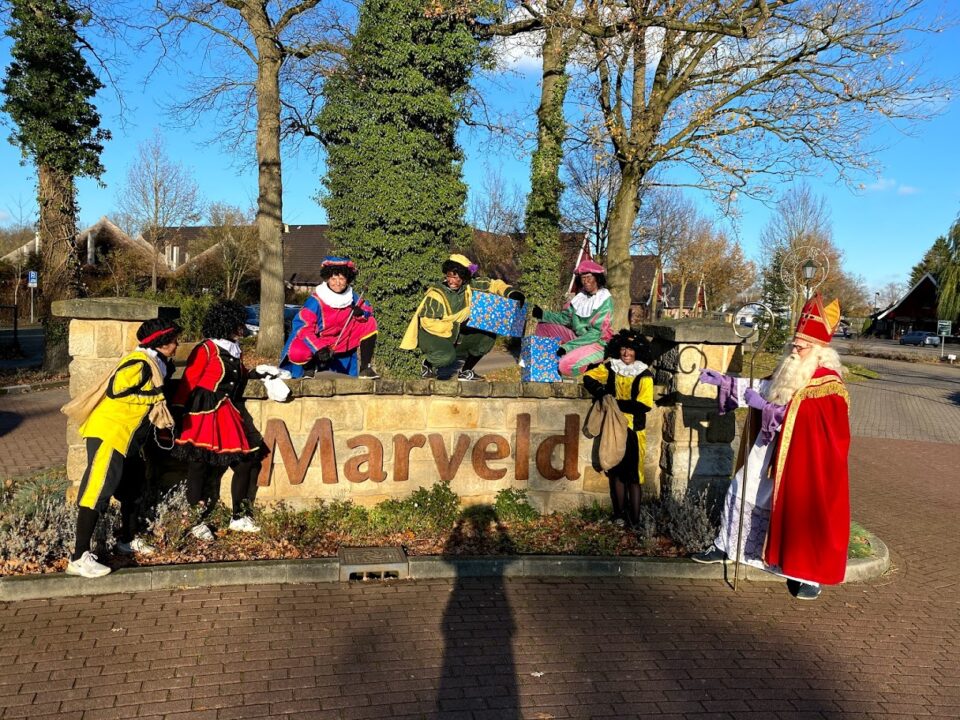 Sinterklaas en Pieten bij ingang vakantiepark Marveld Recreatie