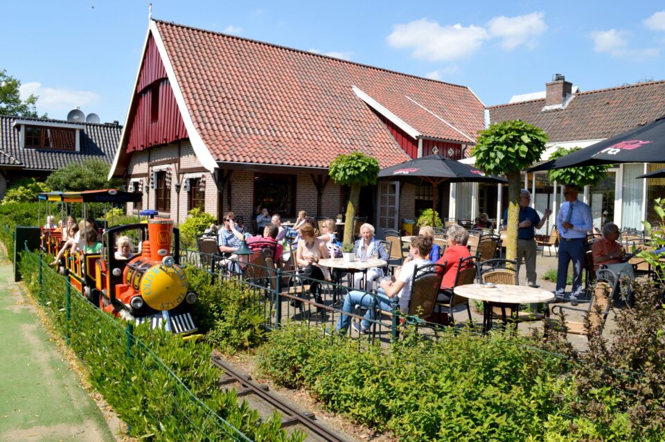 Terras bij Pannenkoekenrestaurant 't Bakhoes en speeltuin - Hotel Havezate Marveld
