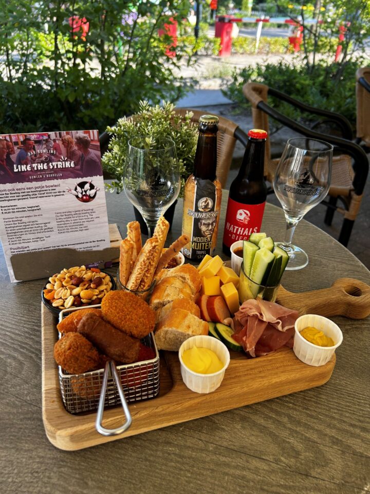 Borrelplank op het terras bij de Bar Bowling - Hotel Havezate Marveld