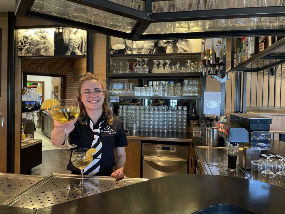 Personeel bij de Bar Bowling - Hotel Havezate Marveld