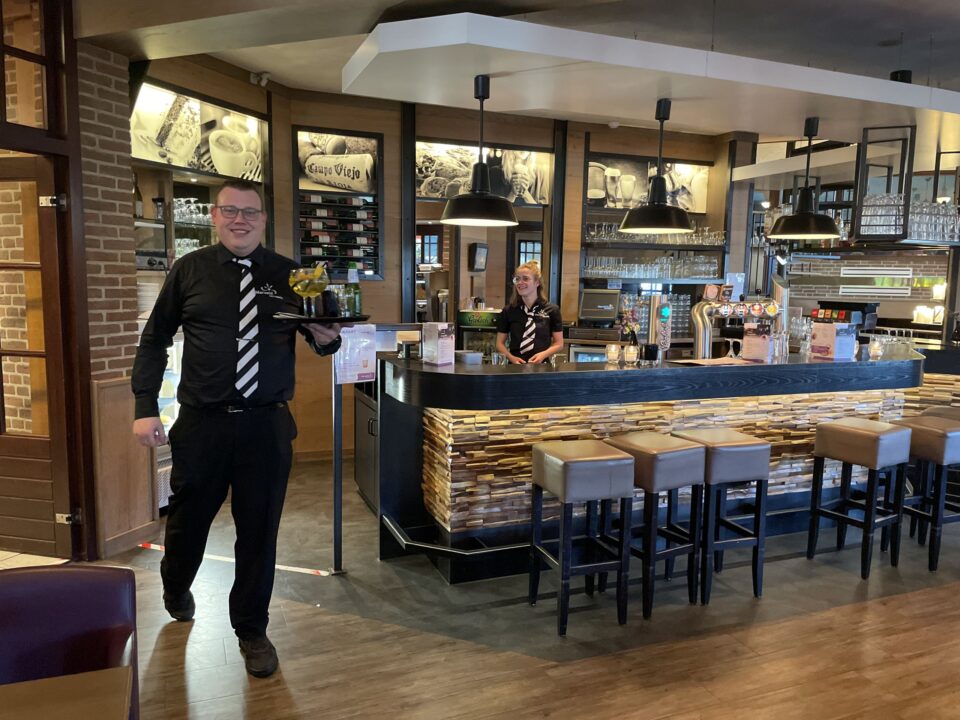 Personeel bij de Bar Bowling - Hotel Havezate Marveld