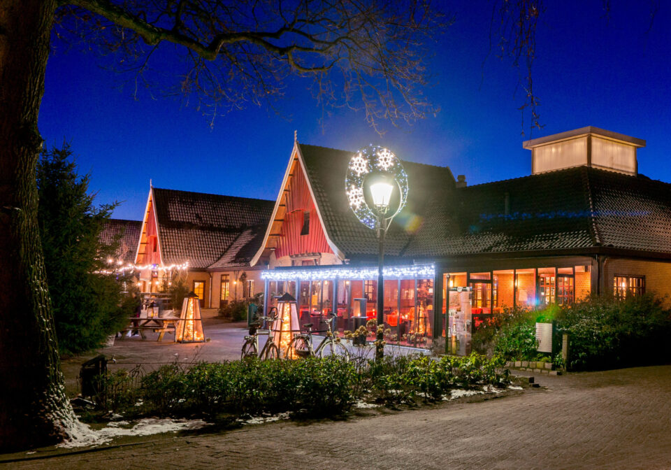 Buitenaanzicht met winterverlichting Bar Bowling - Hotel Havezate Marveld