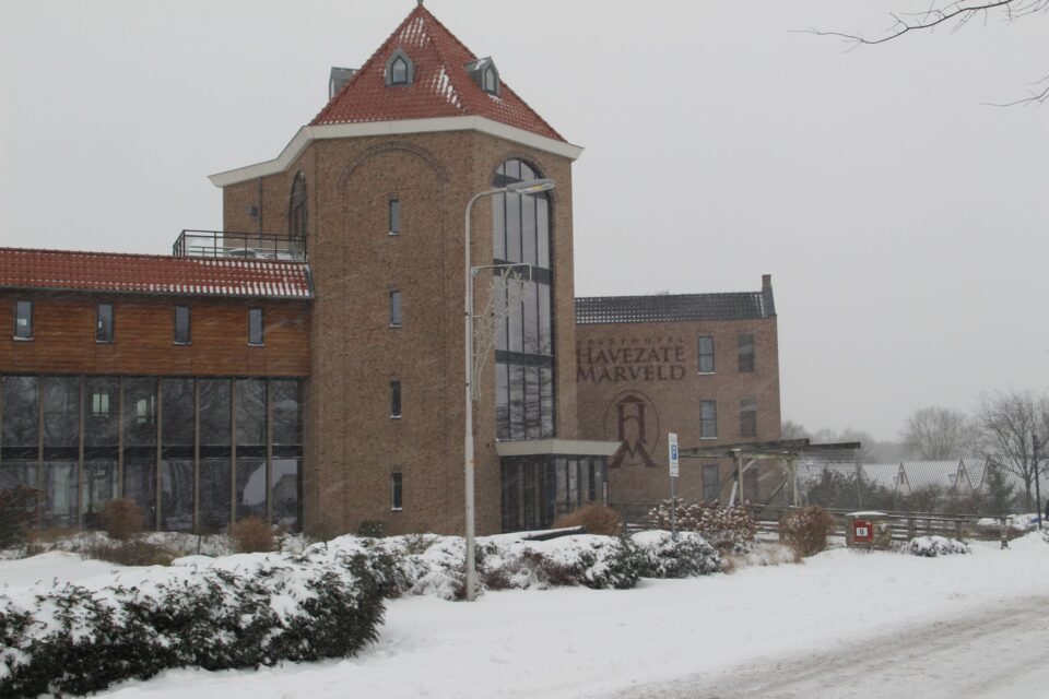 Entree Hotel Havezate Marveld in de sneeuw