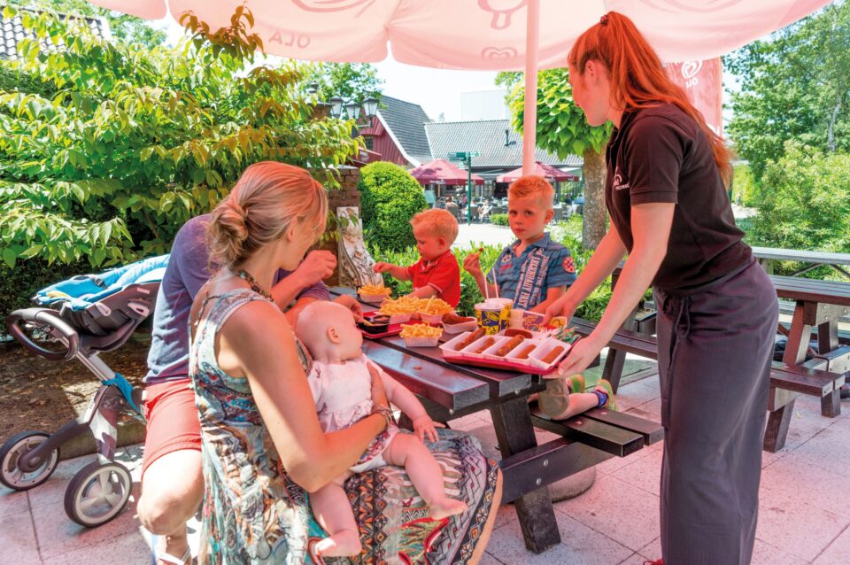 Gezin op terras snackbar bij Hotel Havezate Marveld
