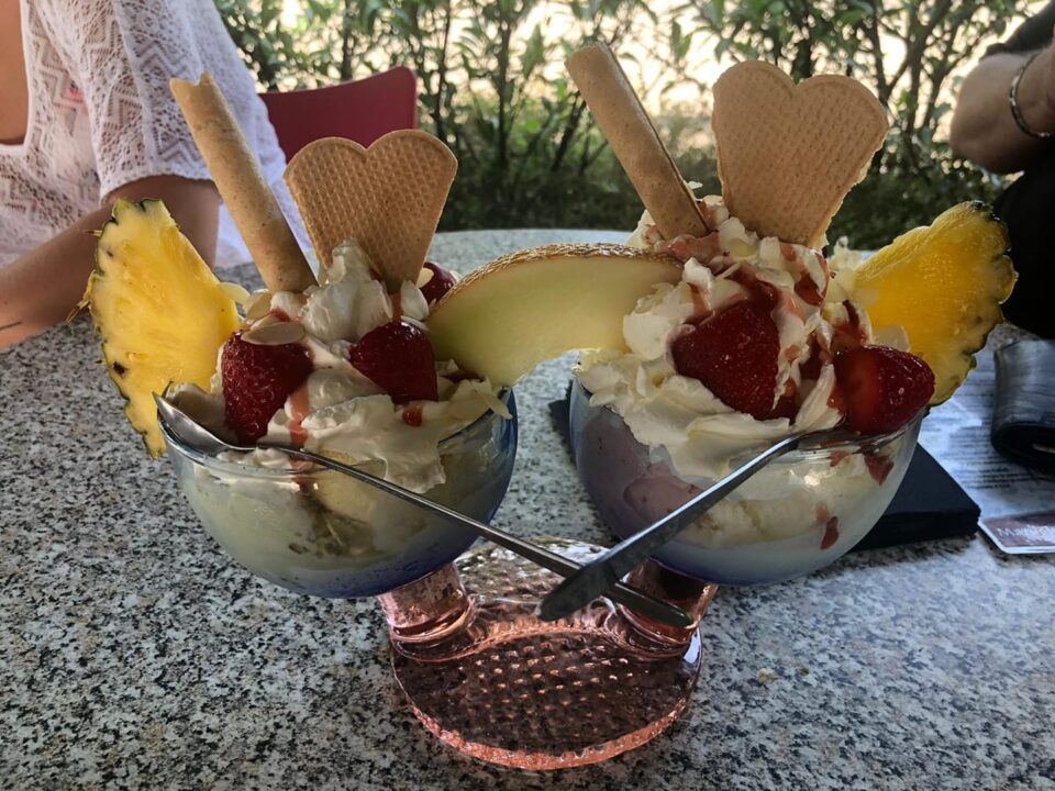 IJscoupes bij ijssalon Pico Bello - Hotel Havezate Marveld