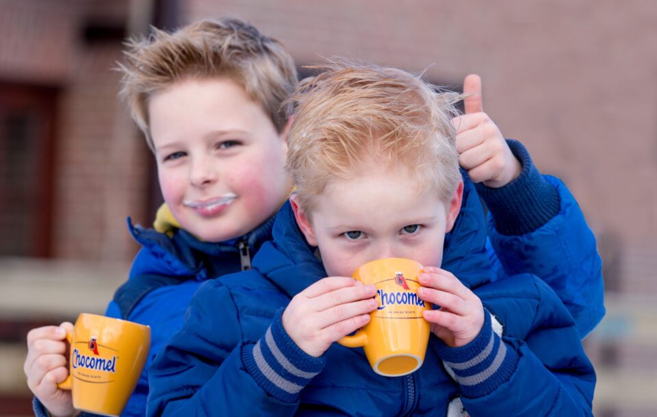 Kinderen drinken warme chocomelk bij de ijsbaan - Hotel Havezate Marveld