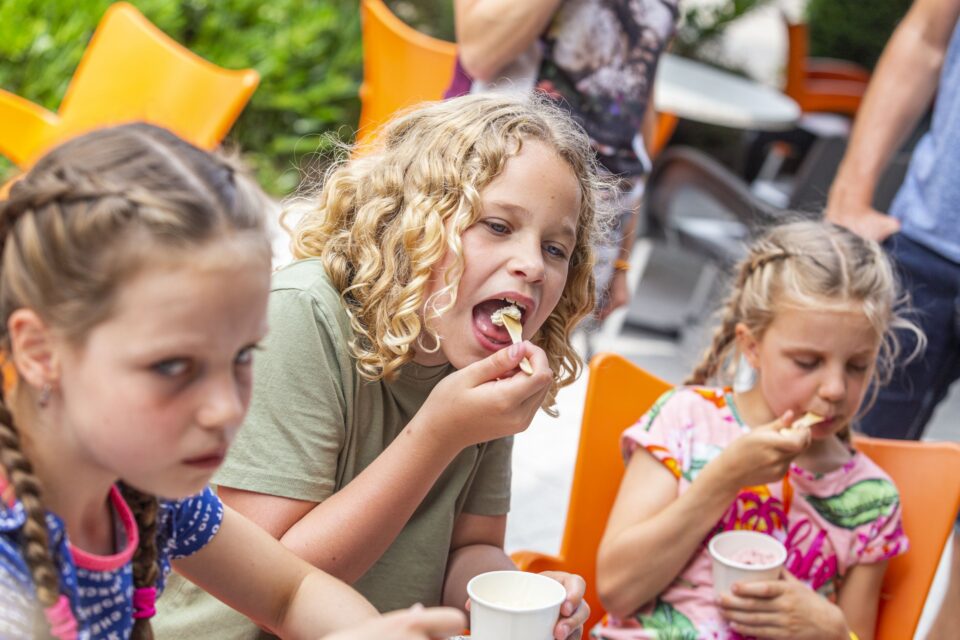 IJsje eten bij ijssalon Pico Belle - Hotel Havezate Marveld