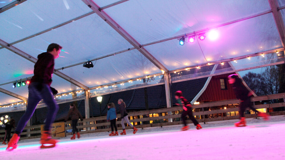 Schaatsen in de avond op de ijsbaan bij Hotel Havezate Marveld