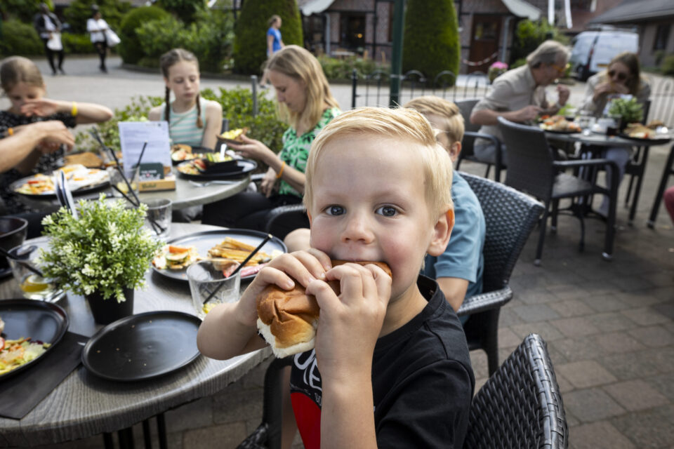 Lunchen op het terras van de Bar Bowling - Hotel Havezate Marveld